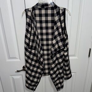 Chic Black and White Plaid Sleeveless Cardigan